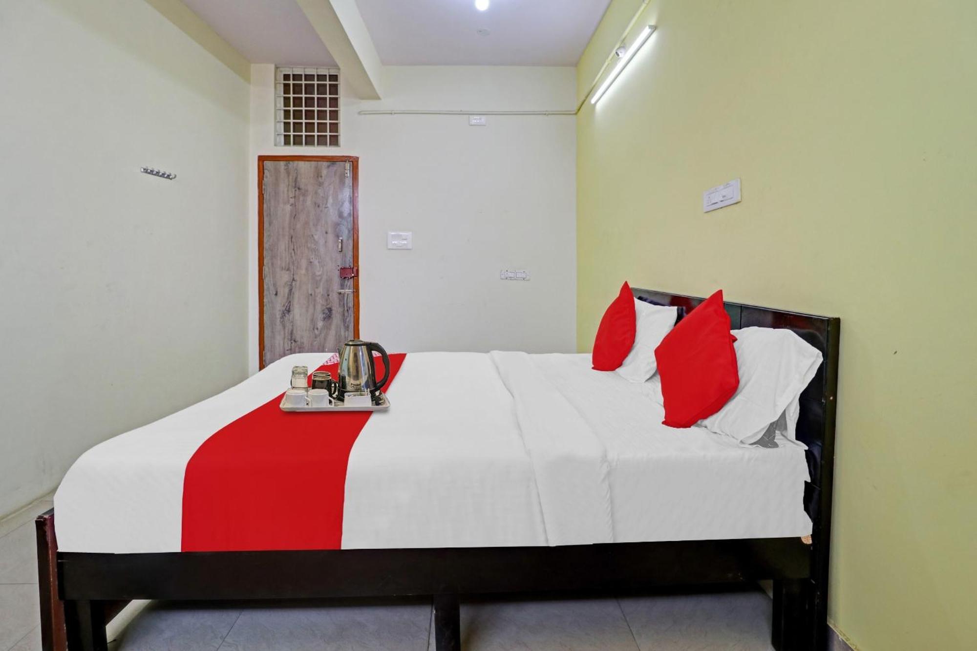 Hotel O Lakshmi Sri Deluxe Boarding & Lodgeing Kumbalgod Екстериор снимка