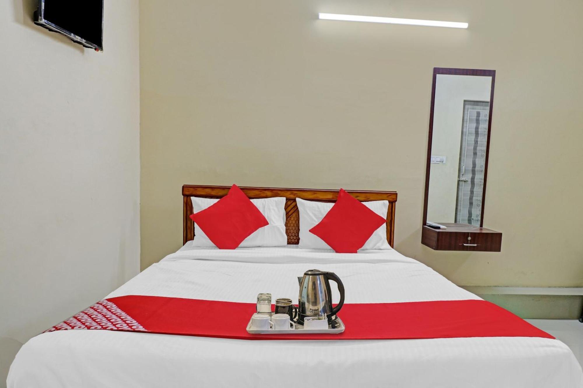 Hotel O Lakshmi Sri Deluxe Boarding & Lodgeing Kumbalgod Екстериор снимка