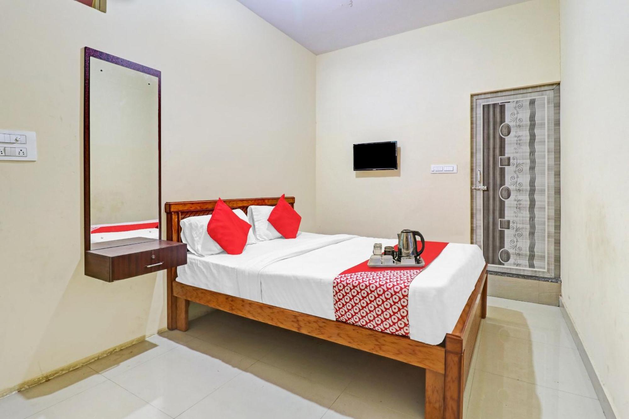 Hotel O Lakshmi Sri Deluxe Boarding & Lodgeing Kumbalgod Екстериор снимка